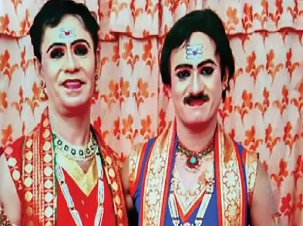 Omanakuttan (kanan) bersama sang guru tari, Sivan Malyankara semasa hidupnya © mirror.co.uk