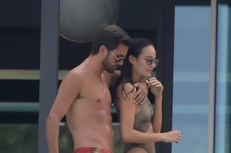 Scott terlihat mesra dengan wanita lain © via mirror.co.uk