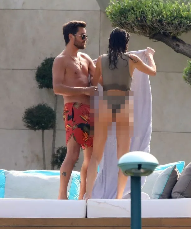 Scott bermesraan di tempat yang sama dengan Bella © via mirror.co.uk