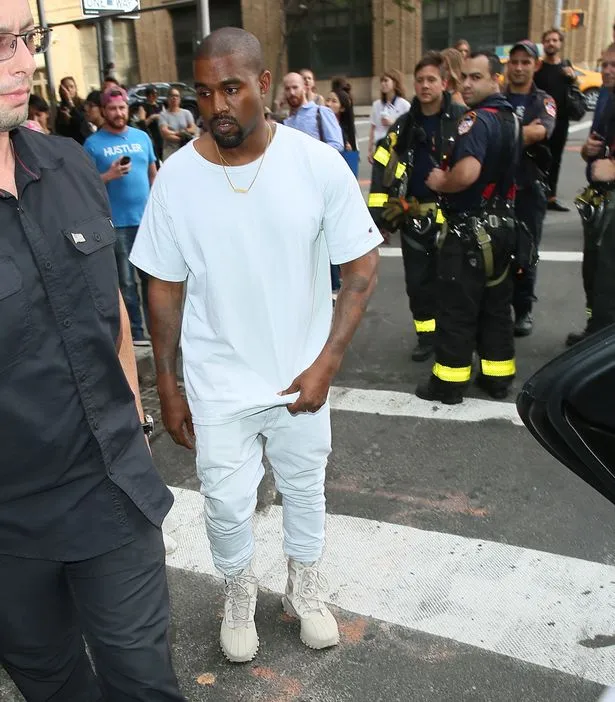 Kebakaran, Kanye West dievakuasi dari Fashion Studio-nya sendiri © Mirror/Splashnews