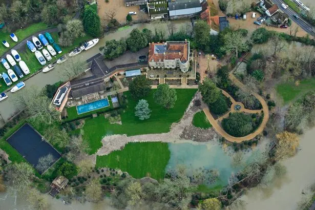 Rumah mewah seharga nyaris Rp 200 Miliar George Clooney kebanjiran. ©INS via mirror.co.uk