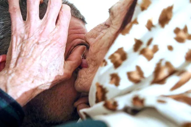 Mulai dari kelilipan biasa hingga katarak, nenek ini mengaku bahwa air liurnya memiliki keajaiban © mirror.co.uk