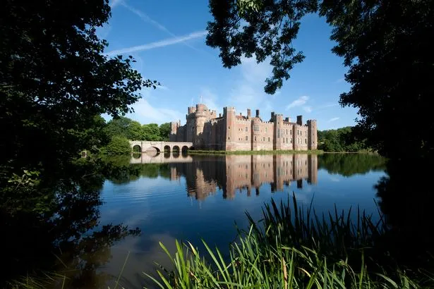 Kastil Herstmonceux yang akan dijadikan sebagai kastil Hogwarts di dunia nyata di Inggris © mirror.co.uk