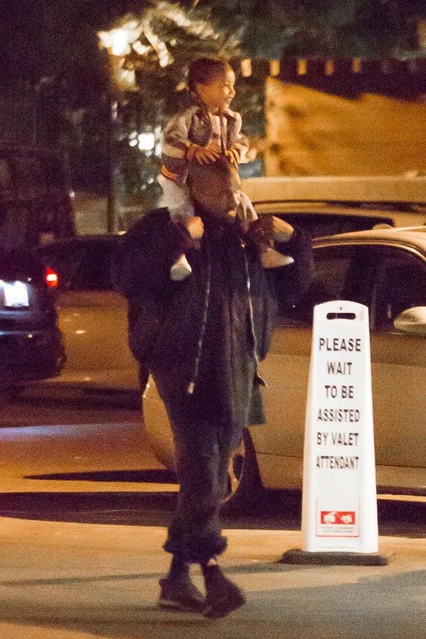 Kanye memanggul North West © Mirror.co.uk
