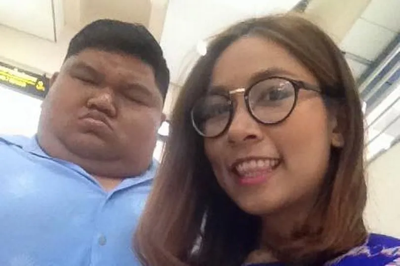 Seorang perawat cantik Thailand berpacaran dengan seorang pria dengan berat 120 kg, menurutnya ukuran tak jadi masalah © mirror.co.uk