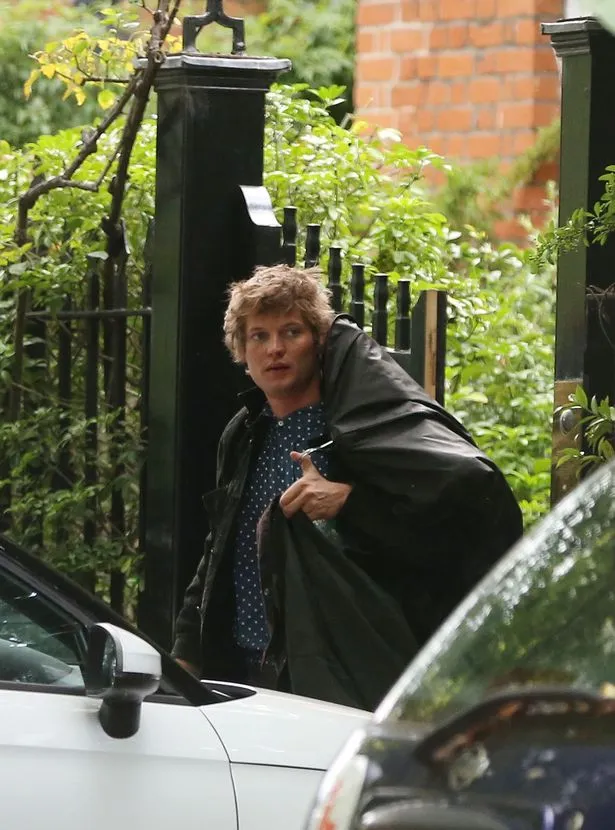 Nikolai tertangkap kamera keluar dari rumah Kate Moss © Mirror.co.uk