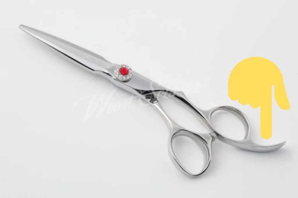 Gunting yang harusnya dipakai untuk memotong rambut © twitter.com/Namju970129