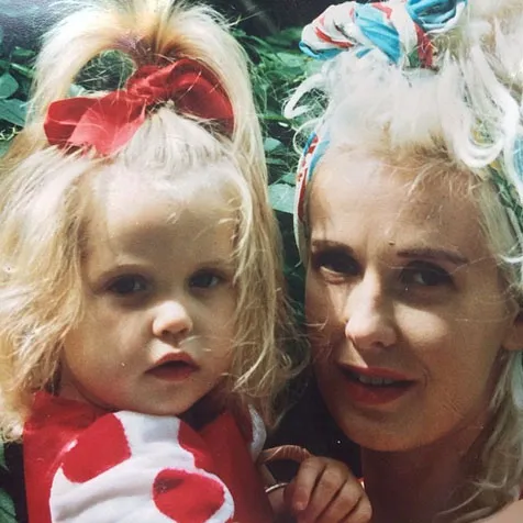 Peaches Kecil Saat Digendong Paula Yates @ Instagram/peachesgeldof