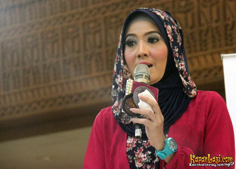 Peggy merasa nyaman dengan jilbabnya