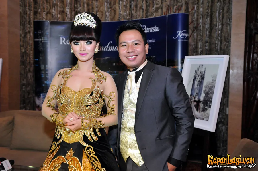 Zaskia Shinta dan Vicky Prasetyo saat bertunangan.