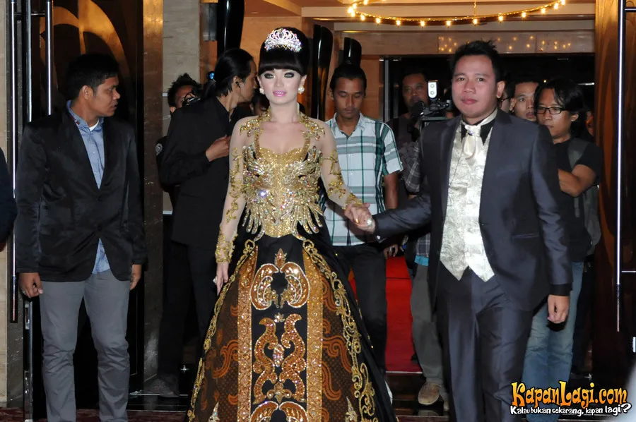 Zaskia Shinta dan Vicky Prasetyo saat pesta pertunangan.