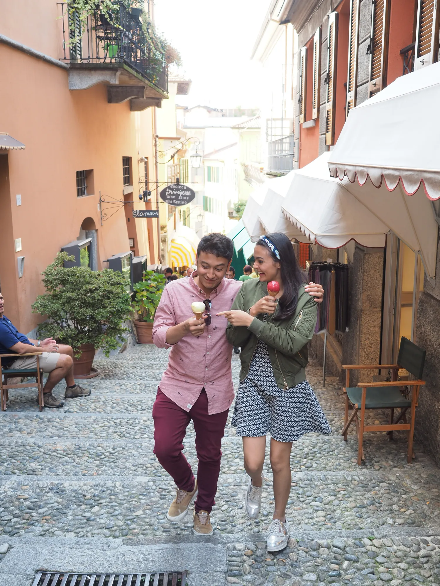 Rahman dan Kanya menikmati manisnya es krim di Italia ©Screenplay Films®/Alexander Thian