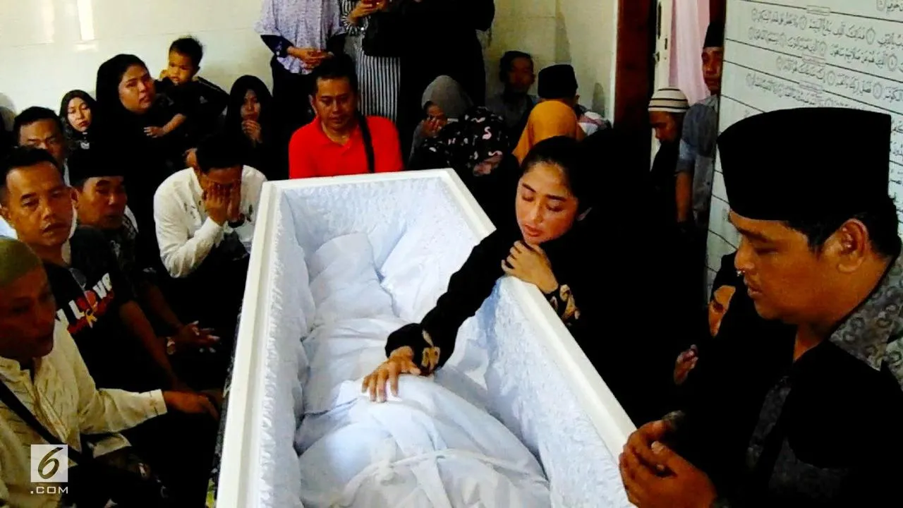 Pemakaman ayahanda Dewi Perssik (Dian Kurniawan/Liputan6.com)