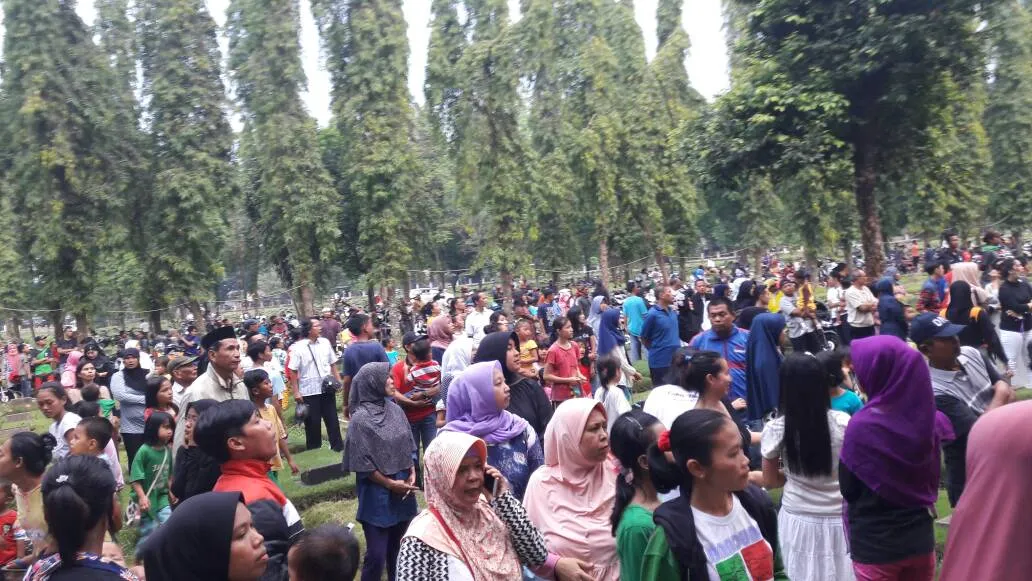 Ratusan orang sudah menunggu di tempat Jupe akan dimakamkan ©KapanLagi.com®/Fikri Alfi Rosyadi