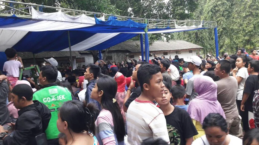 Di bawah tenda itulah nantinya Jupe akan dimakamkan ©KapanLagi.com®/Fikri Alfi Rosyadi