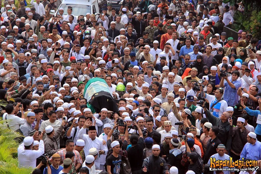 Ribuan pelayat mengantarkan jenazah Uje ke peristirahatan terakhir