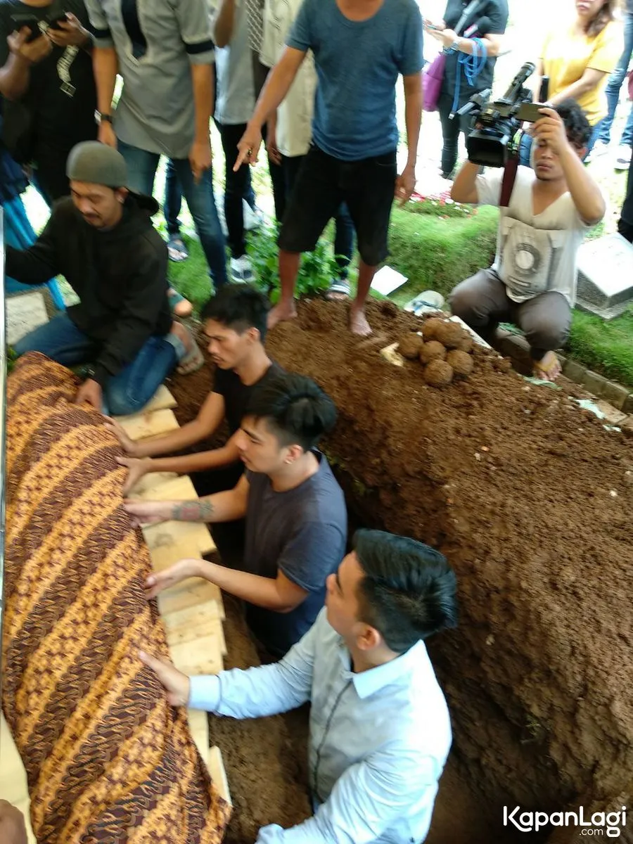 Enda saat pemakaman ayahnya © KapanLagi.com®/Mathias Purwanto
