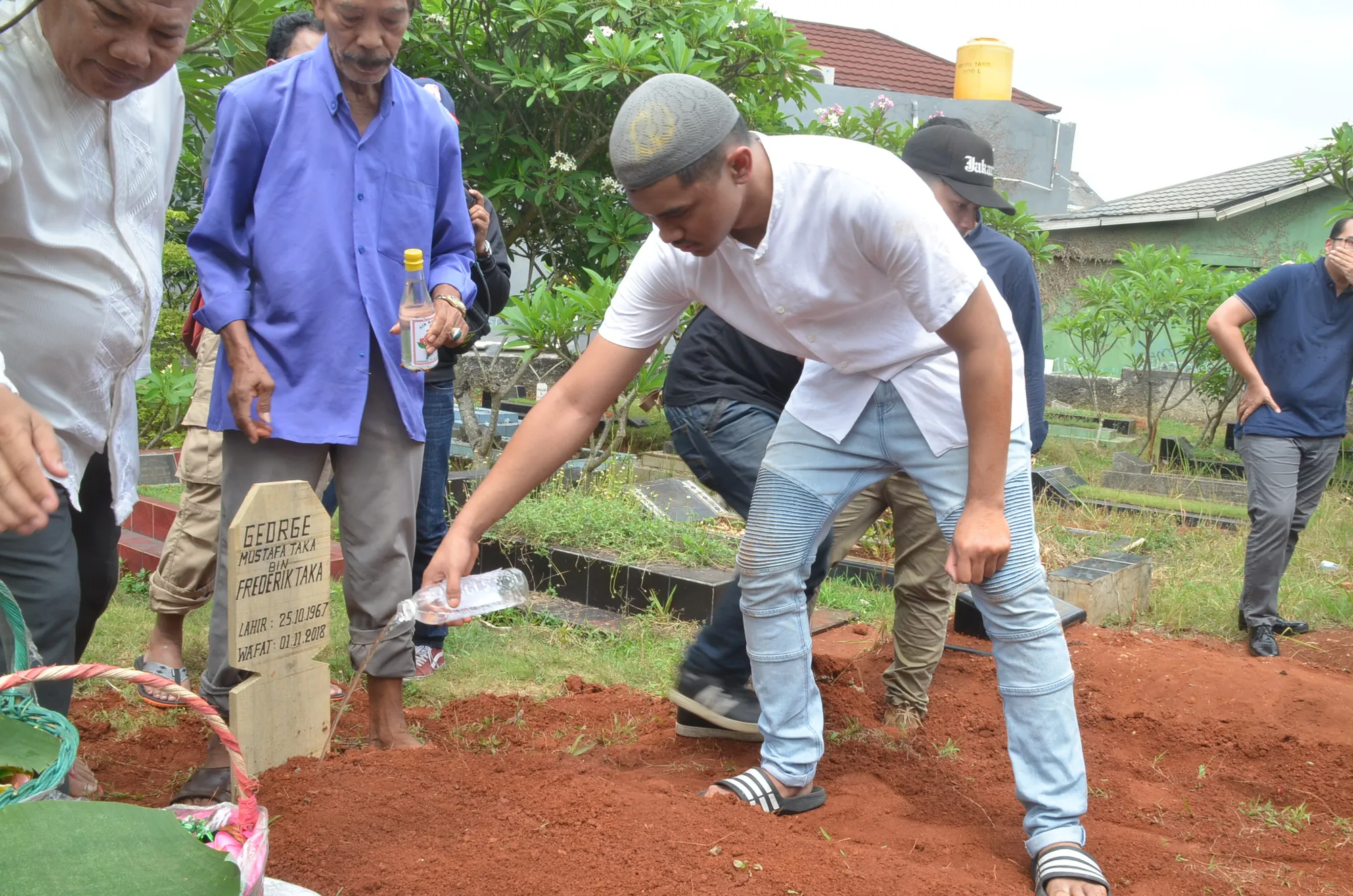 Pemakaman George Taka © Kapanlagi/Fikri Alfi Rosyadi