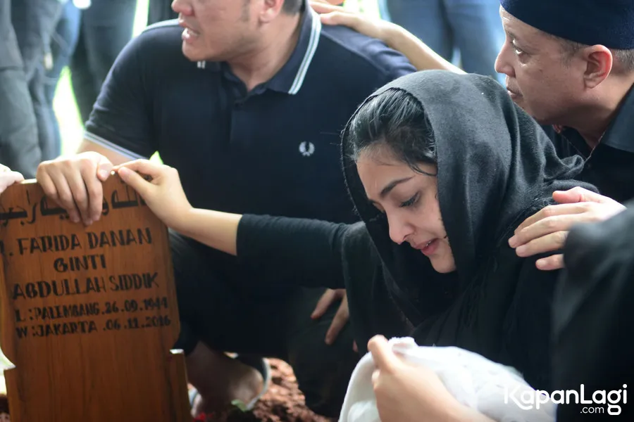 Kematian almarhum ibu Ashanty jadi duka bagi banyak pihak. ©KapanLagi.com/Bayu Herdianto