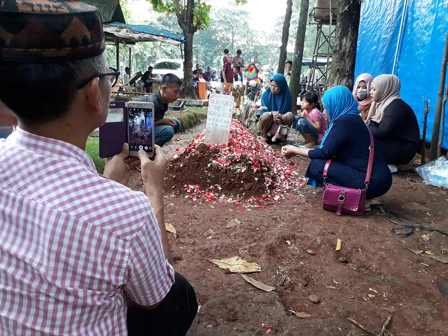 Fans di makam Jupe © KapanLagi.com®