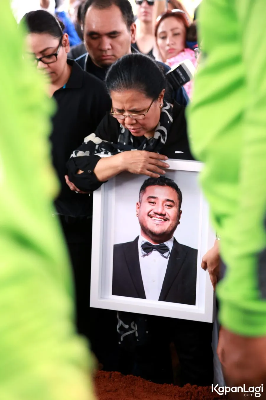 Ibunda serahkan Mike kepada Tuhan © KapanLagi.com®/Agus Apriyanto