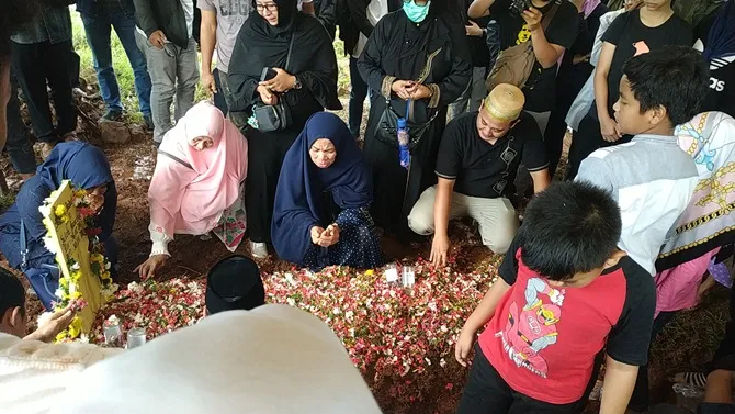 Pemakaman Saphira Indah © KapanLagi.com/Fikri Alfi Rosyadi