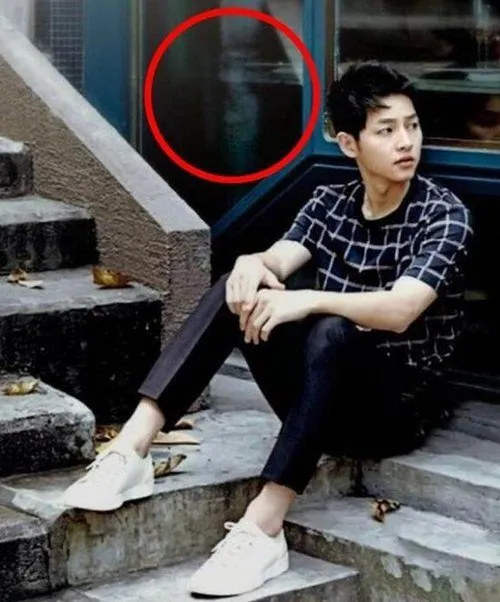 Penampakan di foto Song Joong Ki ©allkpop.com