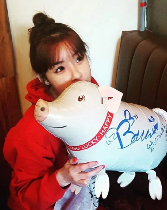 Penampilan Bom 2NE1 baru-baru ini, saat muncul ke hadapan publik. © soompi.com
