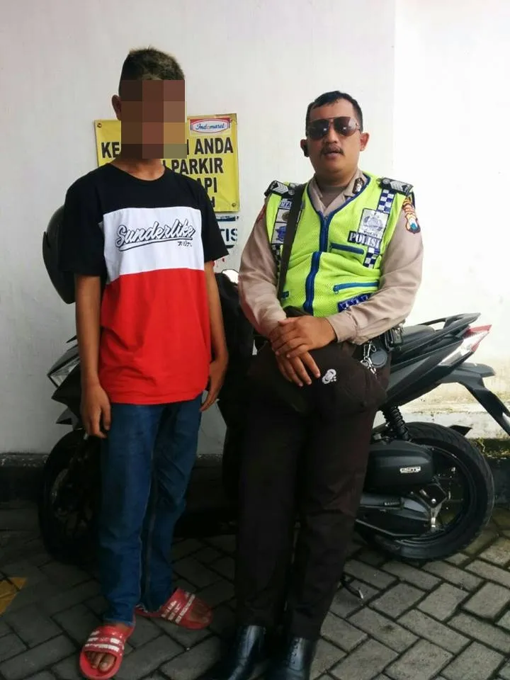 Bocah berusia 15 tahun ini ditolong oleh polisi namun malah balas mencuri motor sang penolong © Facebook.com/e100