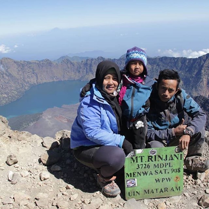 Devania Syahla Almira saat di puncak Rinjani (credit: instagram.com/devaniasyahla)