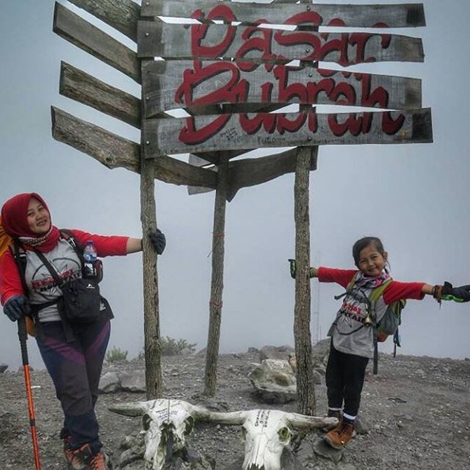 Devania Syahla Almira di Gunung Merapi (credit: instagram.com/devaniasyahla)