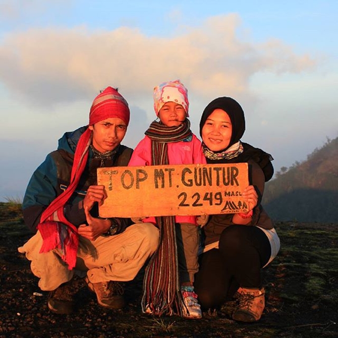 Devania Syahla Almira di Gunung Guntur (credit: instagram.com/devaniasyahla)