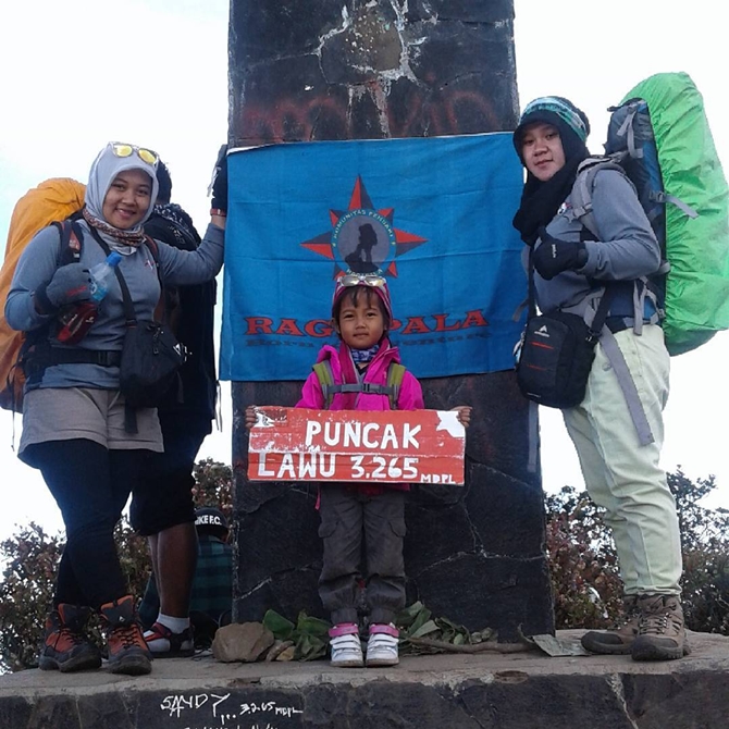 Devania Syahla Almira di puncak Lawu (credit: instagram.com/devaniasyahla)