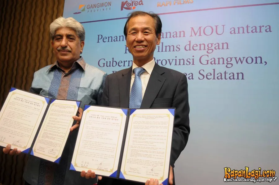 Penandatanganan MoU antara Rapi Films dan Gubernun Gangwoon, Choi Moon Soon © KapanLagi.com®/Bayu Herdianto