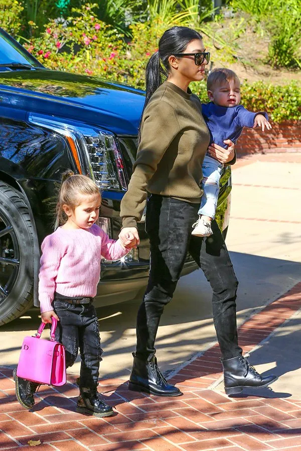 Penelope Disick bawa tas mahal © Hollywoodlife.com
