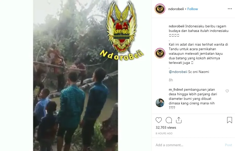 Pengantin ditandu lewat jembatan kayu kecil © Instagram