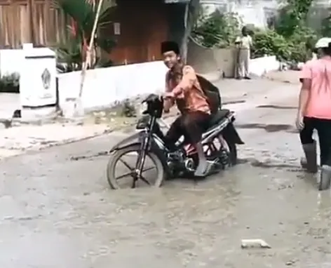 Sementara di Blitar korban jalanan basah adalah seorang pelajar yang juga mengendarai motor © Facebook.com/roda2blog.com