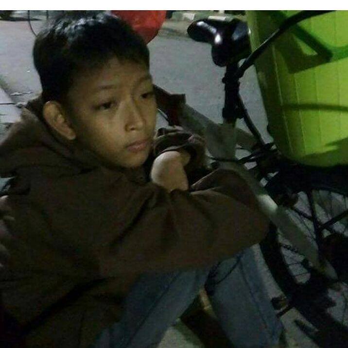 Adit, bocah penjual es yang masih berusia 13 tahun tapi sudah jadi tulang punggung keluarga © Facebook.com/Eris Riswandi