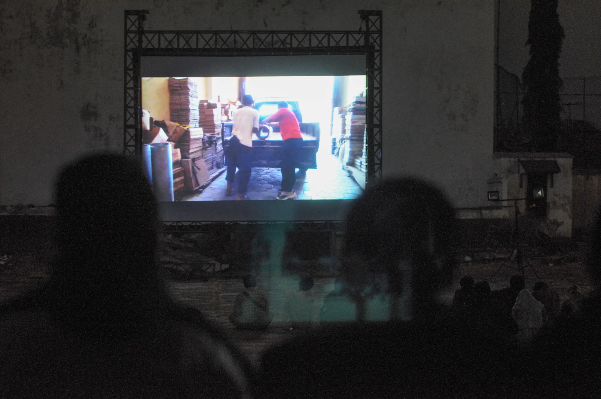 Penonton yang asyik menikmati pemutaran filmnya.
