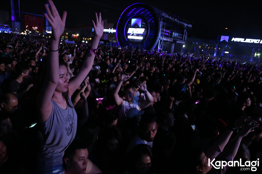 Penonton menggila di DWP 2016 © Agus Apriyanto