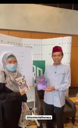 Penyanyi Tere dan Ustaz Adbul Somad (Credit: Instagram/teretorial)