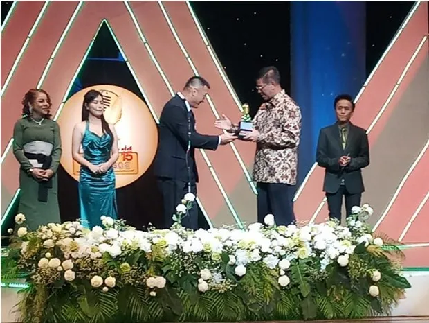 Duta Besar RI untuk Kerajaan Thailand, Ahmad Rusdi, menerima award untuk Siti Badriah. (credit: Dok. Kedubes RI di Bangkok Thailand)