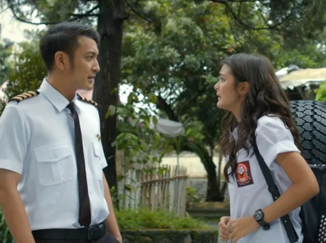 Sosok Arsen yang ganteng dan berprestasi tak membuat Ayla takluk. (Courtesy of Screenplay Pictures)