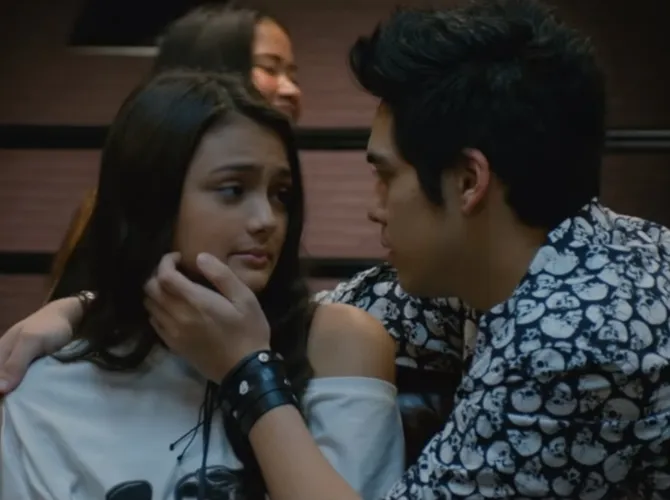 Ayla justru jatuh cinta pada Ando, vokalis band rock! (Courtesy of Screenplay Pictures)