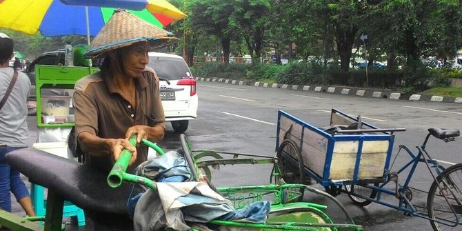 Kakek Maksum, tukang becaok yang menabung 21 tahun demi naik haji © merdeka.com