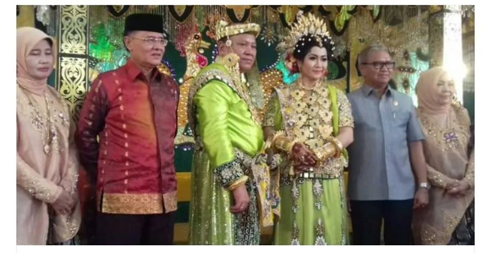 Jaya Baramuli dan Andi Rahmaniar yang menikah hingga menghabiskan Rp 1,8 Miliar bercerai setelah satu tahun © Facebook.com/Yuni Rusmini