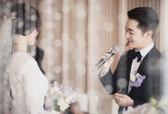 Pernikahan Alex dengan wanita yang bukan dari kalangan artis. © allkpop.com