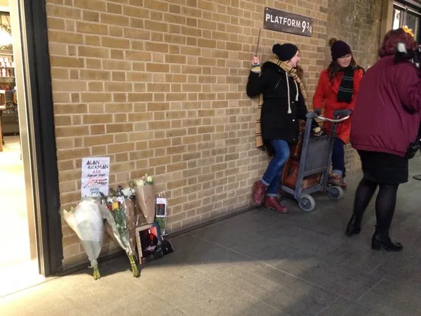 Suasana di Peron 9/4, Stasiun King's Cross; setelah kematian Alan Rickman © twitter.com/helloimclaire