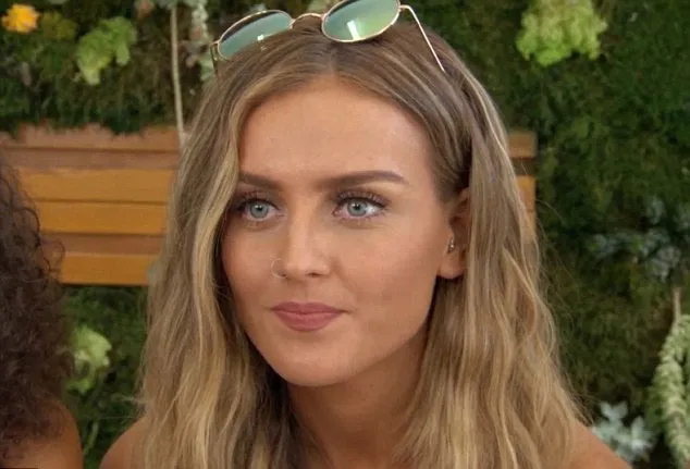 Perrie Edwards mengatakan keadaannya baik dengan wajah tegar © E! Online