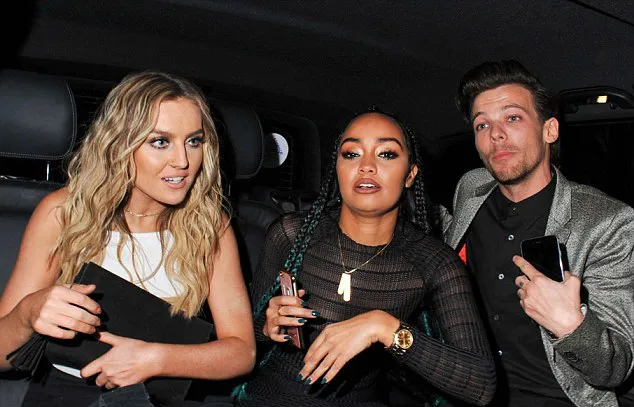 Perrie dan Louis tampak semobil bareng © FameFlynet.com